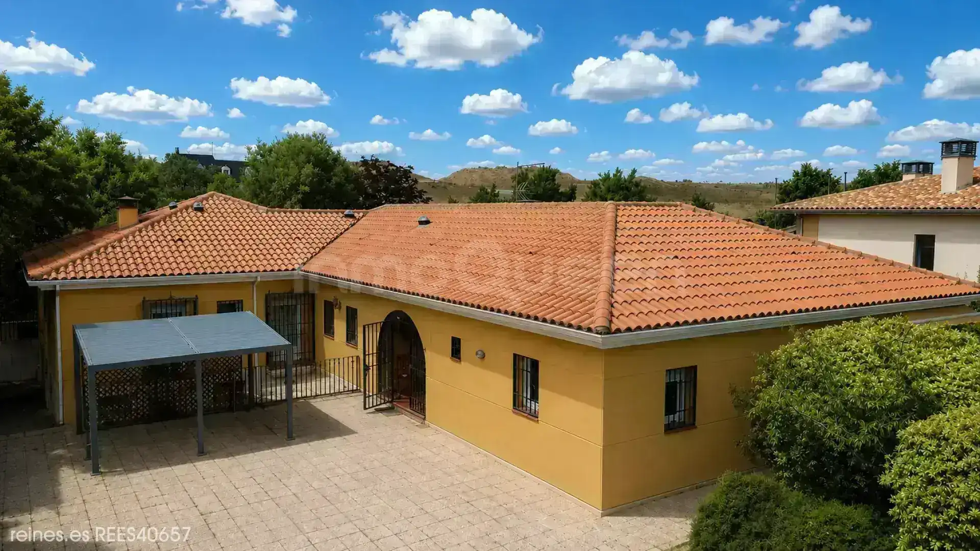 Vista exterior de Casa o xalet en venda en Villaviciosa de Odón amb Calefacció i Jardí privat