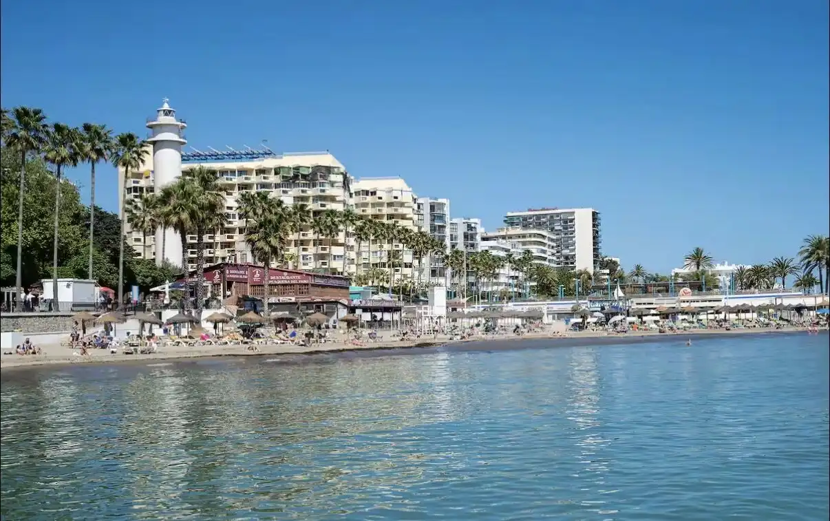 Vista exterior de Pis en venda en Marbella amb Aire condicionat, Terrassa i Piscina