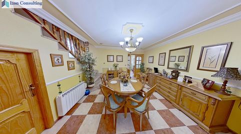 CASA DE 2 PLANTAS EN HELLÍN CON 3 HABITACIONES , 2 BAÑOS Y AMPLIAS ESTANCIAS