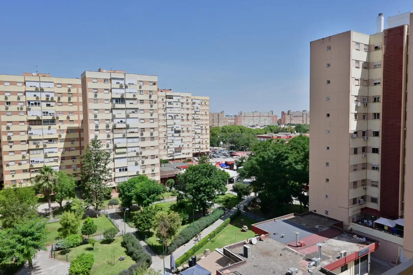 Dormitori de Pis en venda en Sevilla amb Aire condicionat, Terrassa i Moblat