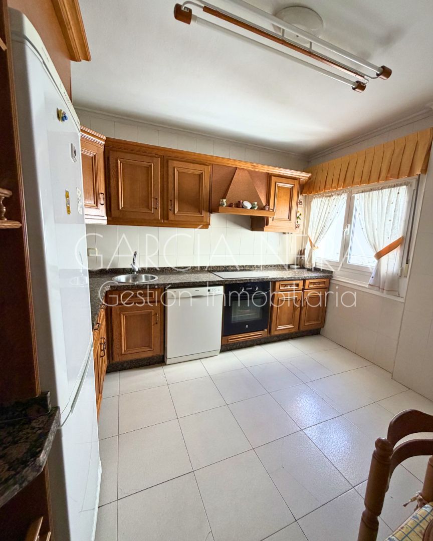 Cocina de Piso en venta en Oviedo  con Calefacción, Parquet y Amueblado