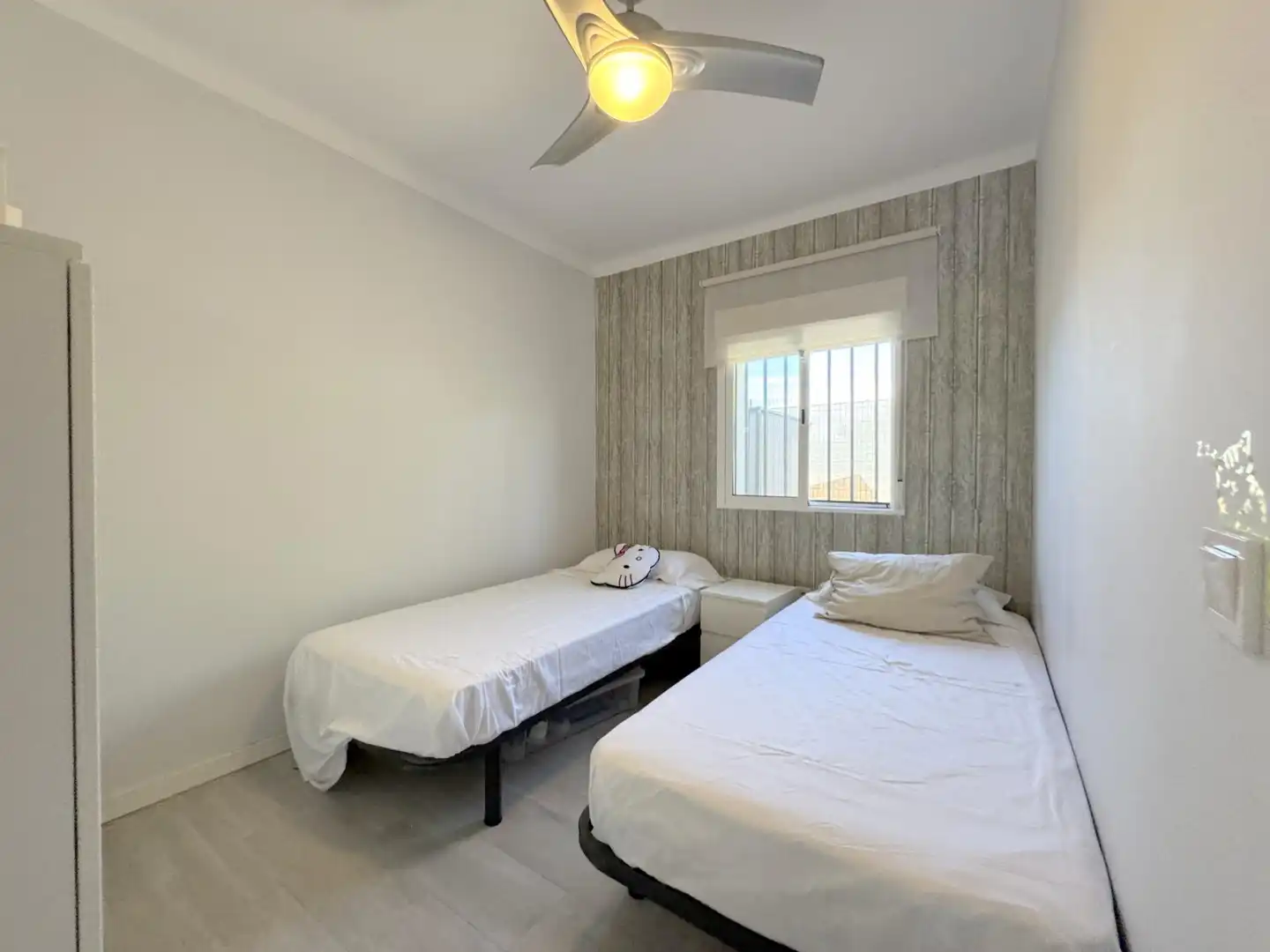 Dormitori de Casa adosada en venda en Sanchidrián amb Parquet, Moblat i Piscina comunitària