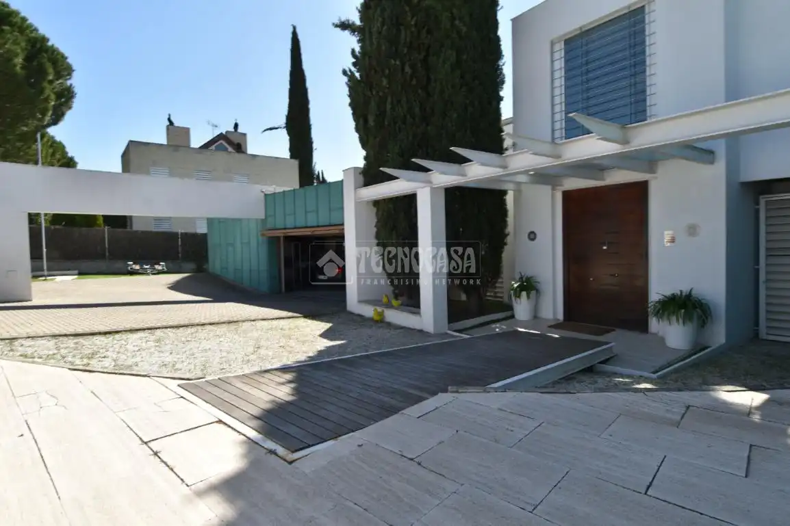 Vista exterior de Casa o chalet en venta en Majadahonda con Aire acondicionado, Calefacción y Alarma
