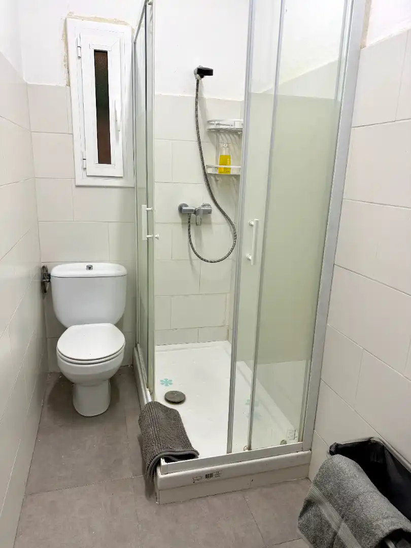 Badezimmer von Wohnung zum Verkauf in Barcelona mit Parkett und Alarm