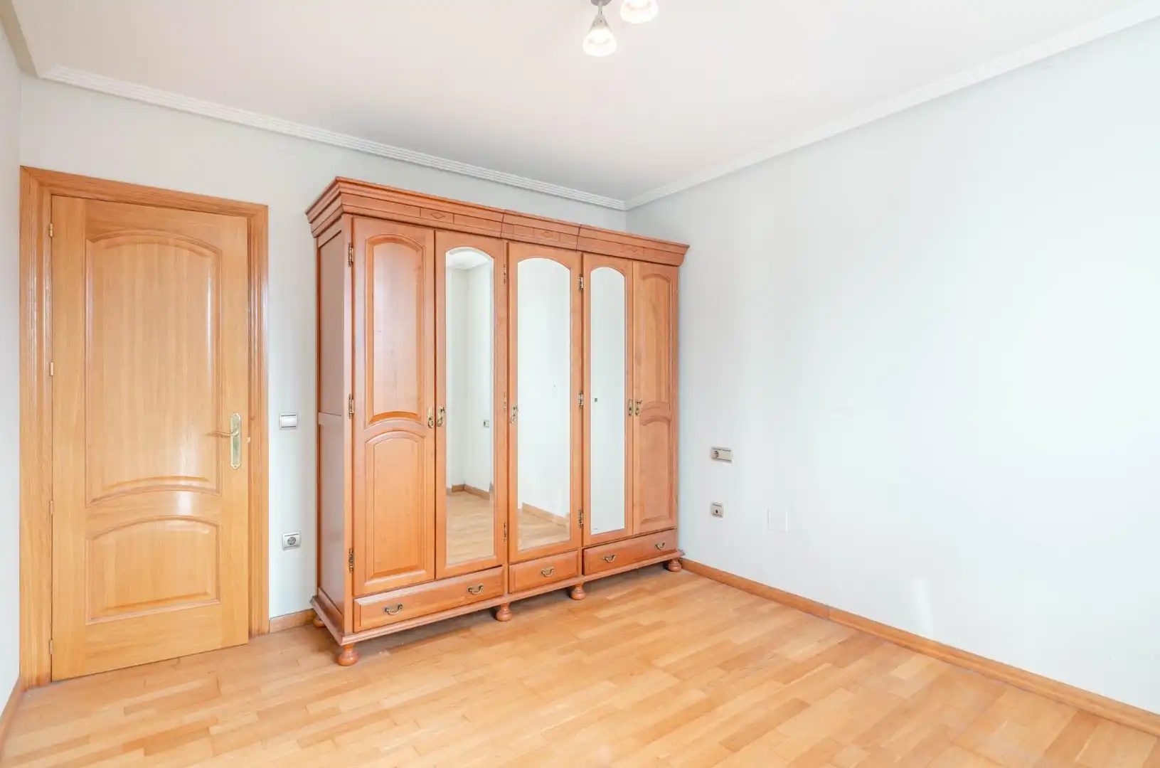 Dormitori de Casa o xalet en venda en Oviedo  amb Calefacció, Terrassa i Traster
