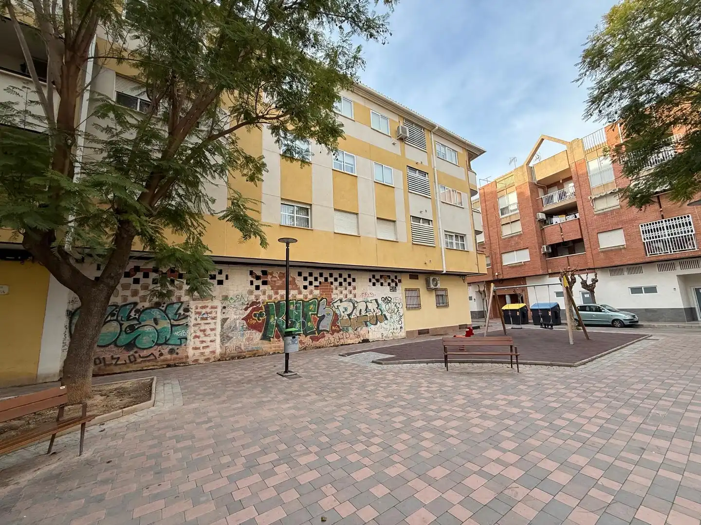 Locale commerciale in vendita a Plaza Escritor Gabriel Celaya 1