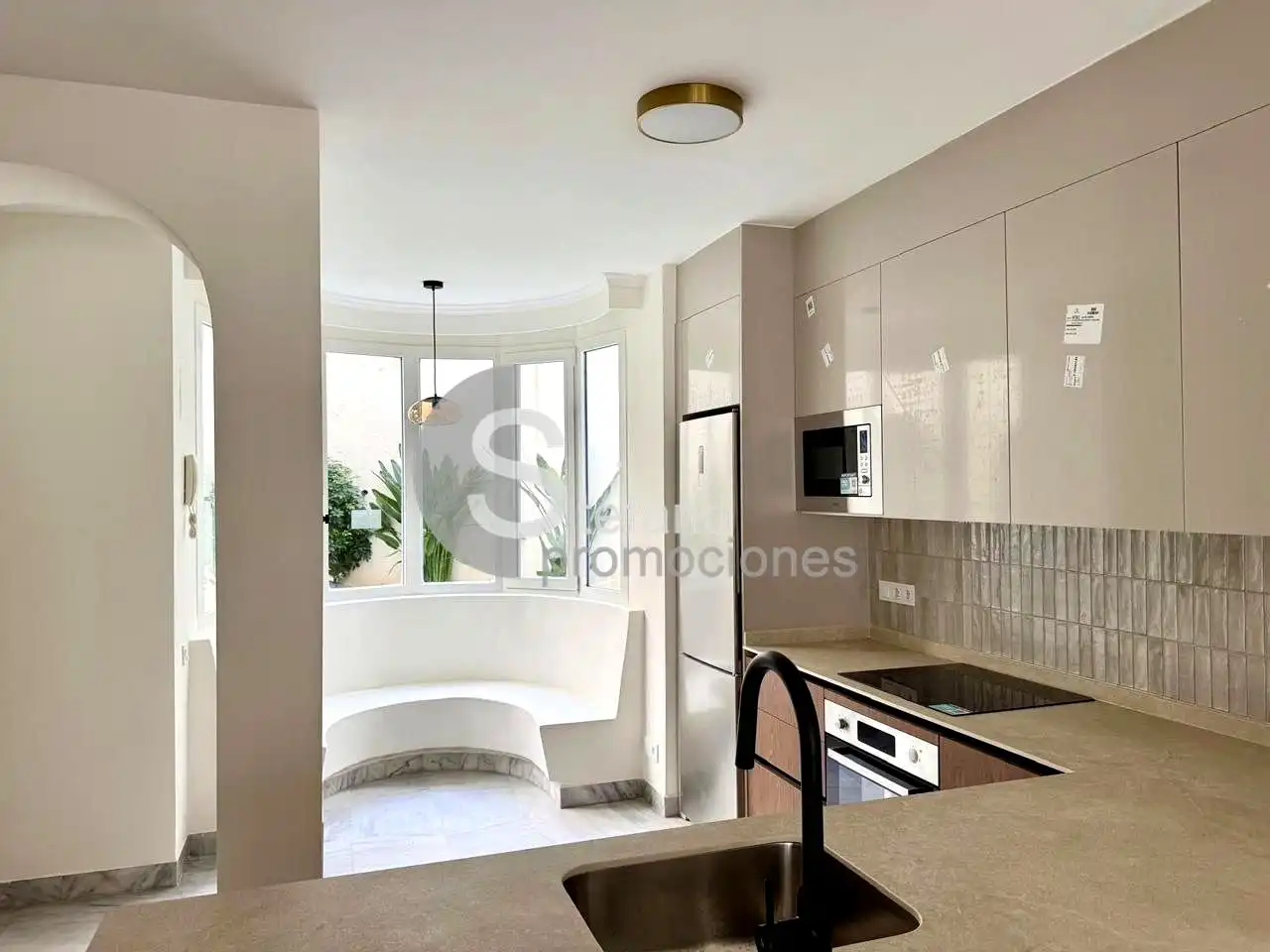 Cuina de Planta baixa en venda en Marbella amb Aire condicionat, Jardí privat i Terrassa