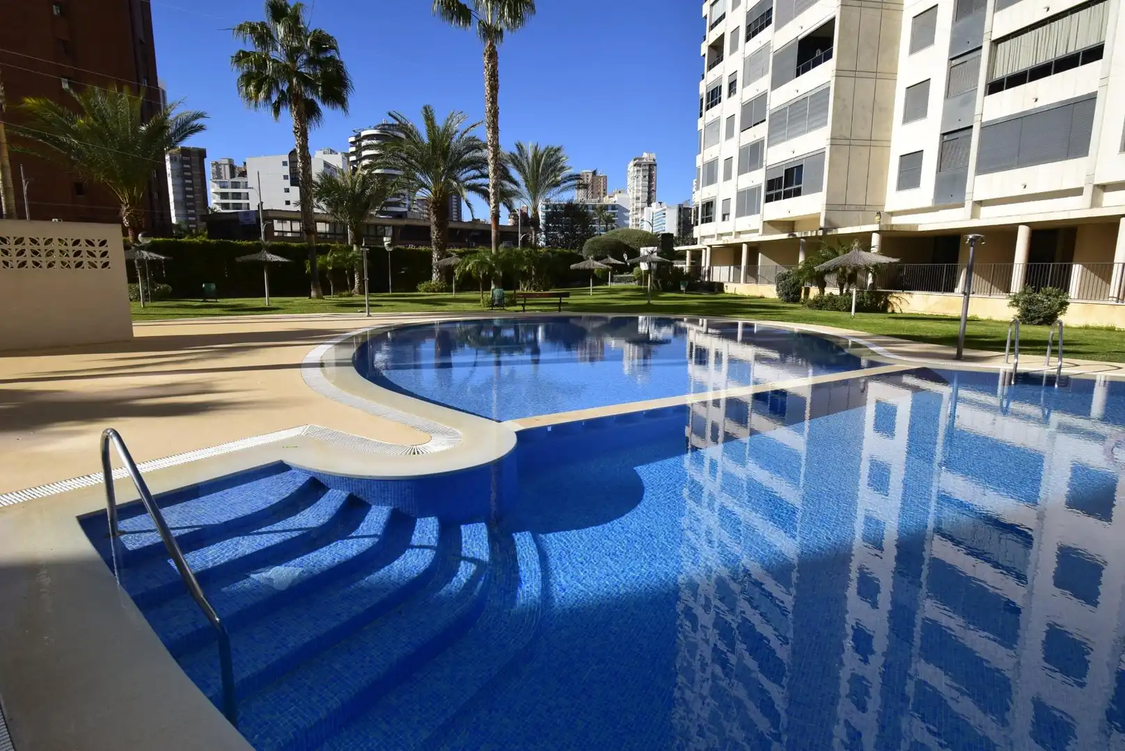 Piscina de Apartamento en venta en Benidorm con Aire acondicionado, Calefacción y Jardín privado
