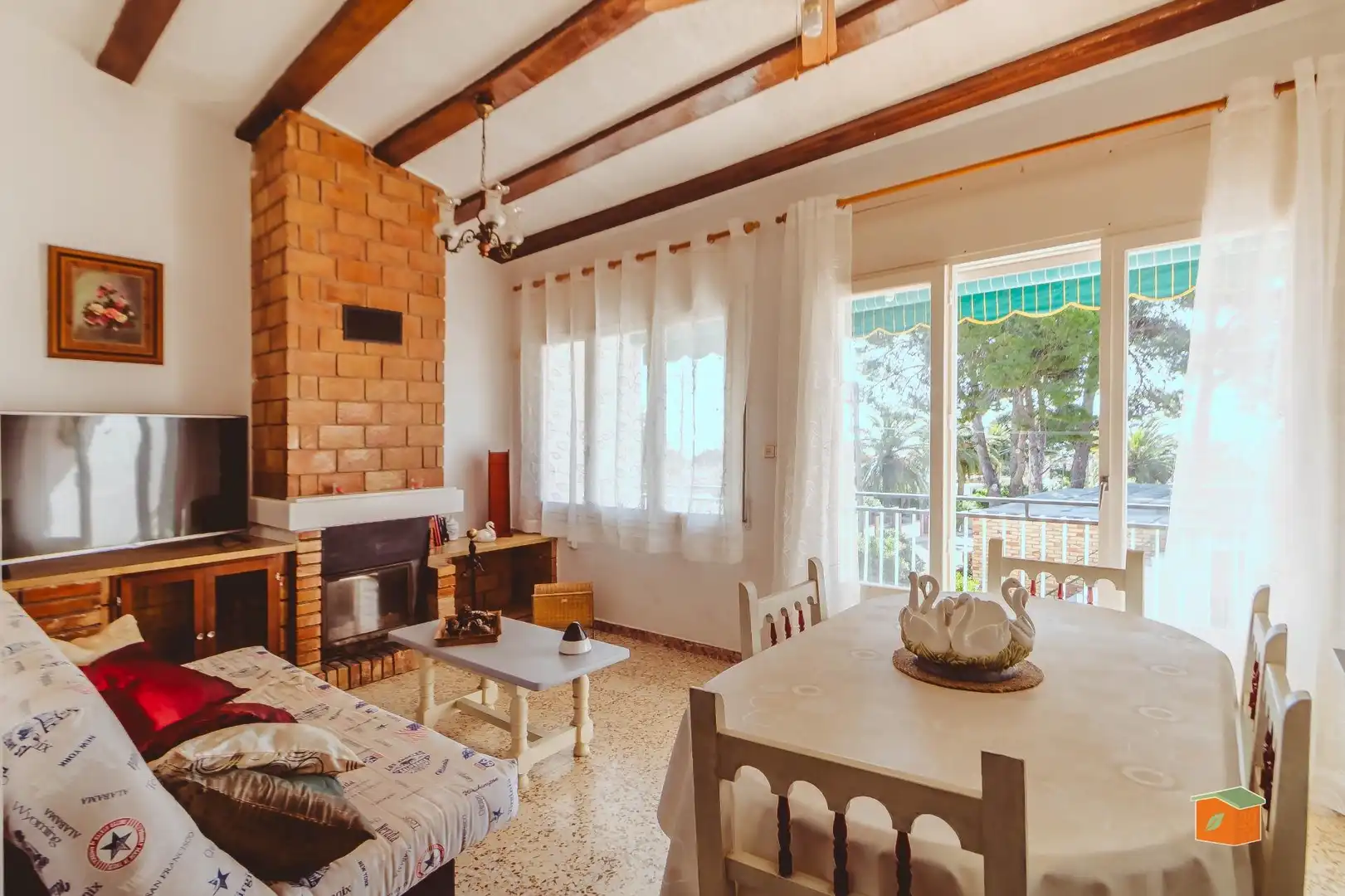 Sala d'estar de Casa adosada en venda en Alcanar amb Jardí privat, Terrassa i Moblat