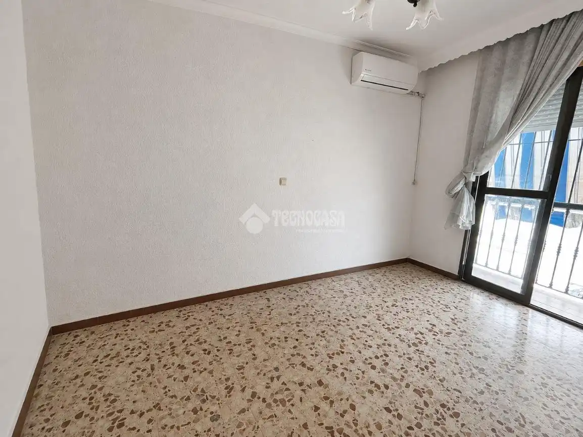 Dormitori de Casa adosada en venda en La Rinconada amb Aire condicionat, Terrassa i Balcó