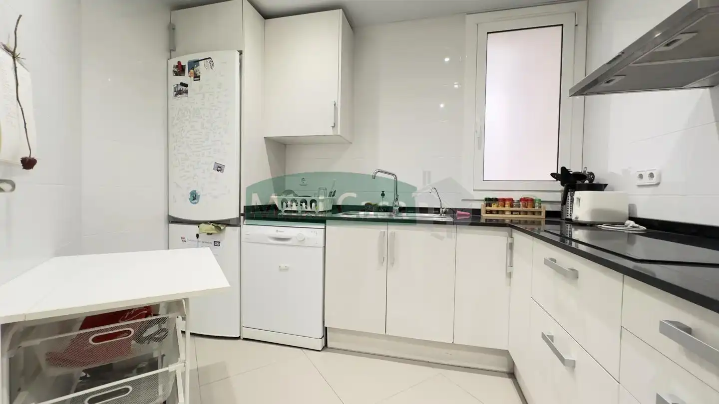Cuina de Pis en venda en Barcelona amb Aire condicionat, Parquet i Terrassa