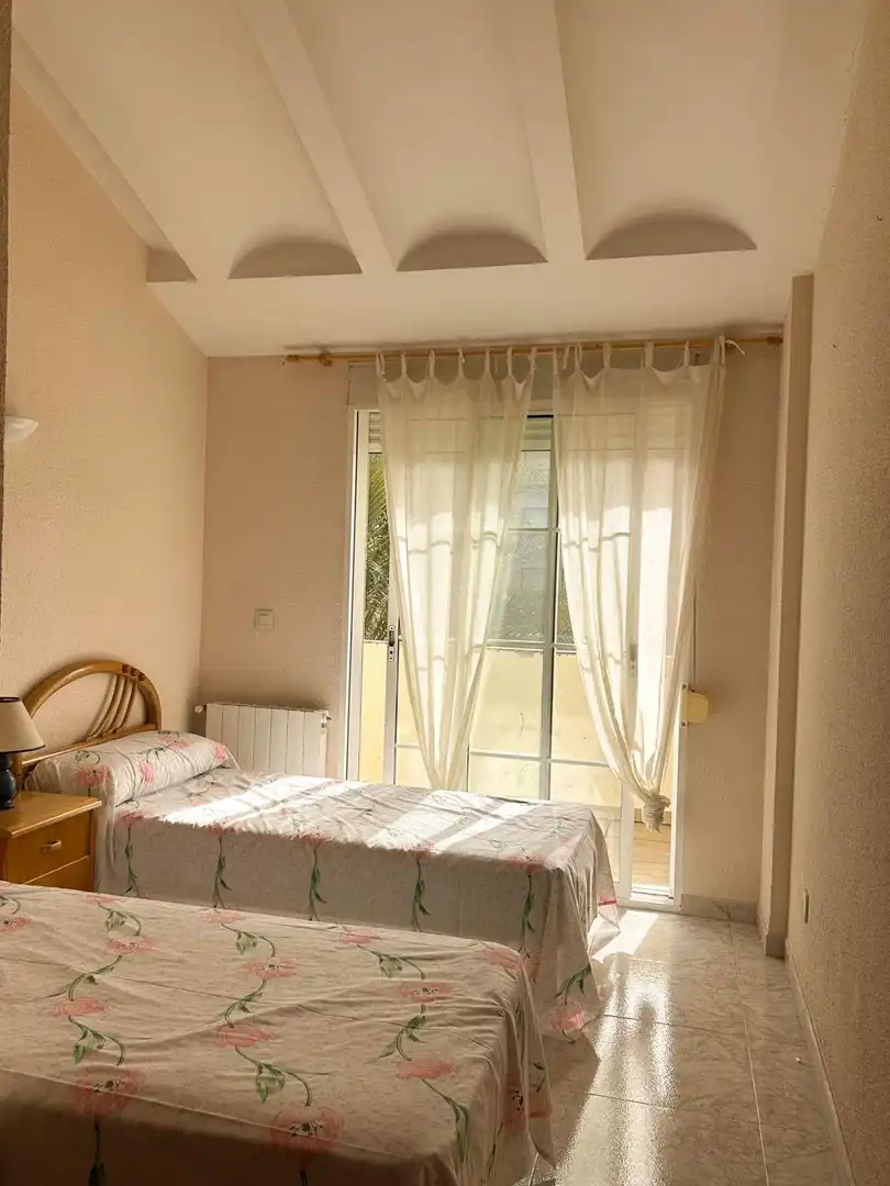 Habitación de Casa adosada en venta en Miramar con Calefacción, Jardín privado y Terraza