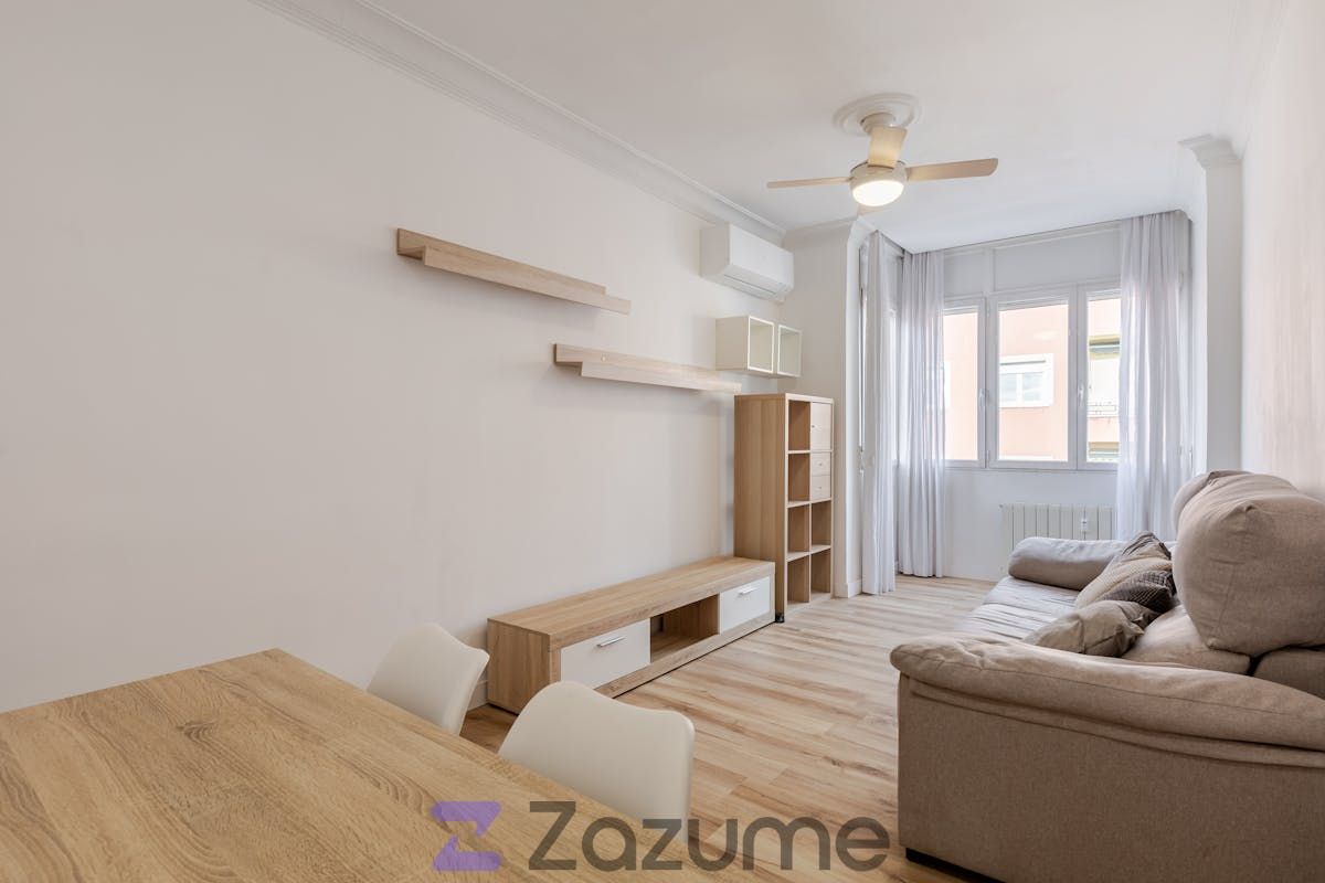 Living room of Flat to rent in  Madrid Capital  with Air Conditioner, Heating and Parquet flooring