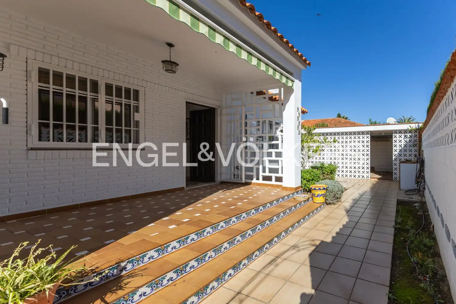 Vista exterior de Casa o xalet en venda en Sagunto / Sagunt amb Aire condicionat, Calefacció i Jardí privat