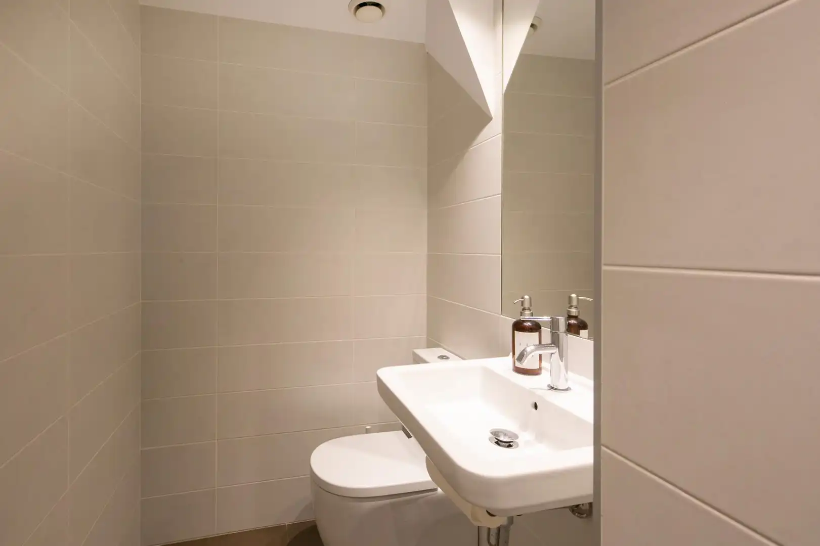 Bathroom of Duplexes for sale in Barcelona  with Parquet flooring, Furnished and Community pool
