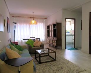 Sala d'estar de Pis en venda en León Capital  amb Calefacció i Jardí privat