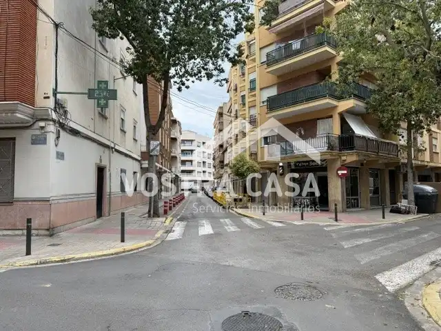 Vista exterior de Local en venta en Torrent