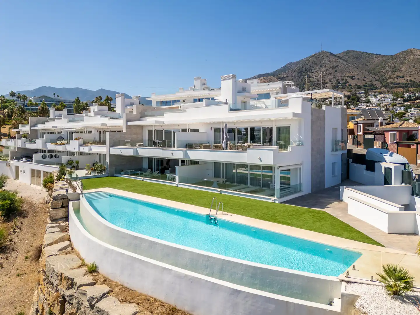 Außenansicht von Wohnungen zur Miete in Benalmádena mit Klimaanlage, Terrasse und Schwimmbad