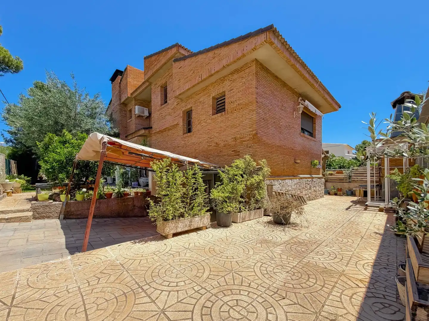 Vista exterior de Casa o xalet en venda en L'Eliana amb Aire condicionat, Jardí privat i Terrassa