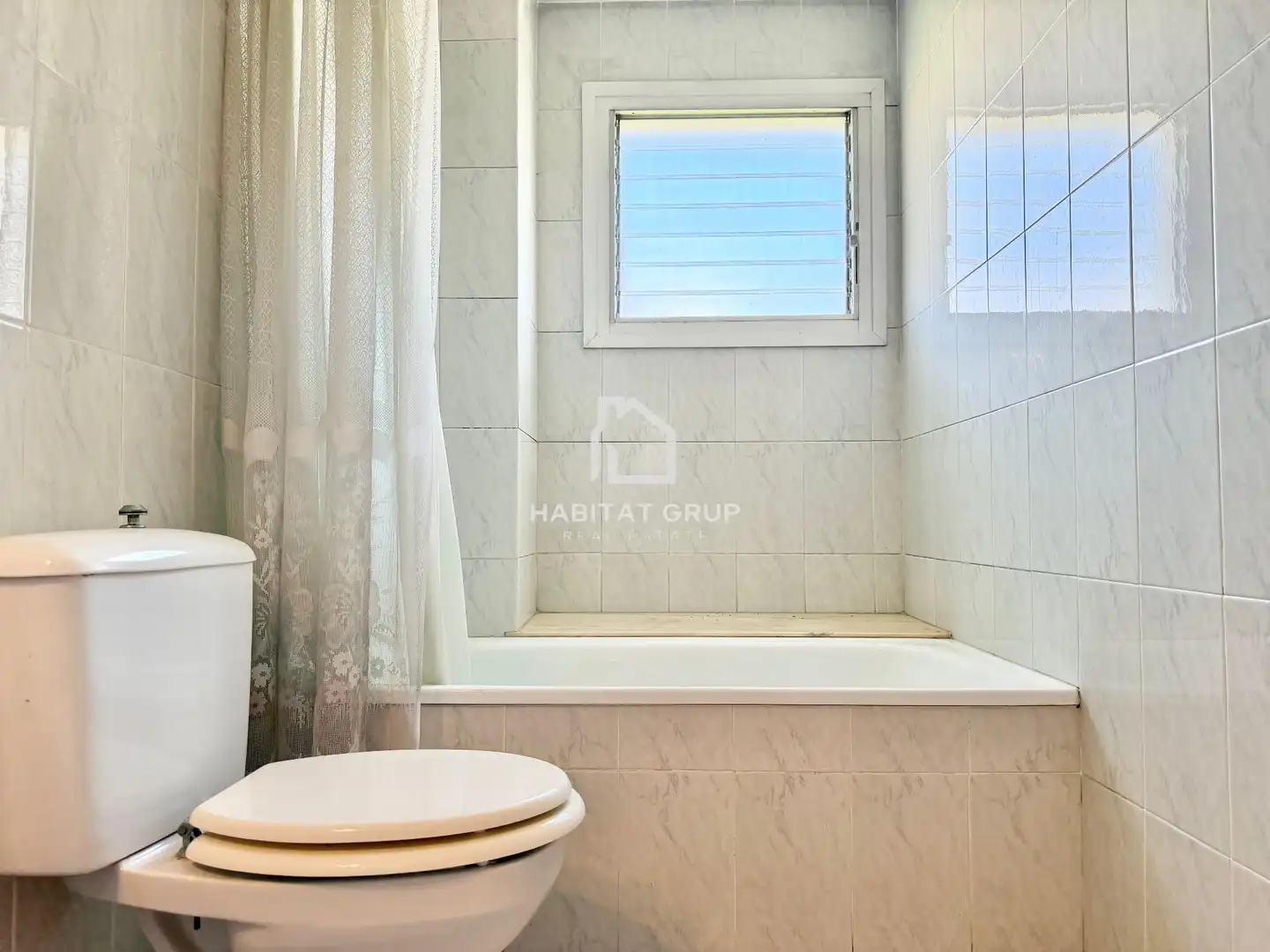 Baño de Casa adosada en venta en Girona con Calefacción, Jardín privado y Terraza