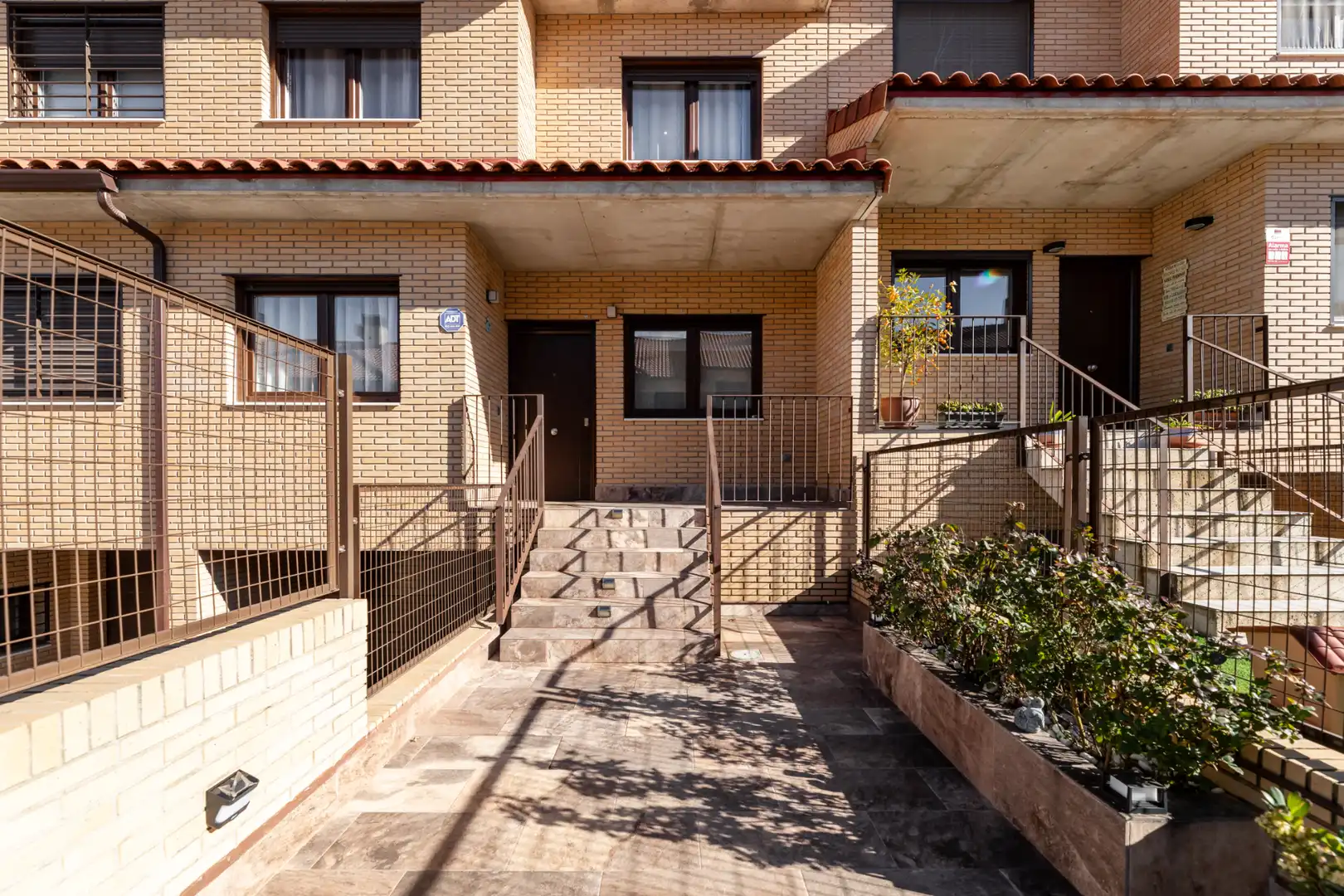 Vista exterior de Casa adosada en venta en Navalcarnero con Calefacción, Jardín privado y Piscina