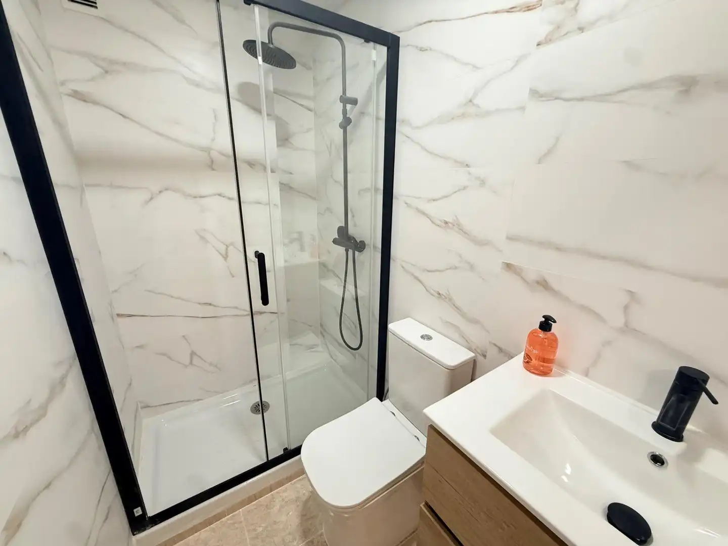 Baño de Piso en venta en Roquetas de Mar con Jardín privado, Terraza y Piscina comunitaria