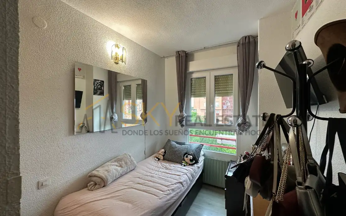 Habitación de Piso en venta en Madrid con Terraza