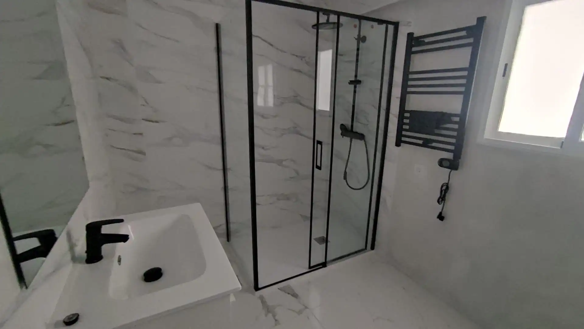 Baño de Apartamento en venta en Alicante / Alacant con Aire acondicionado, Amueblado y Balcón