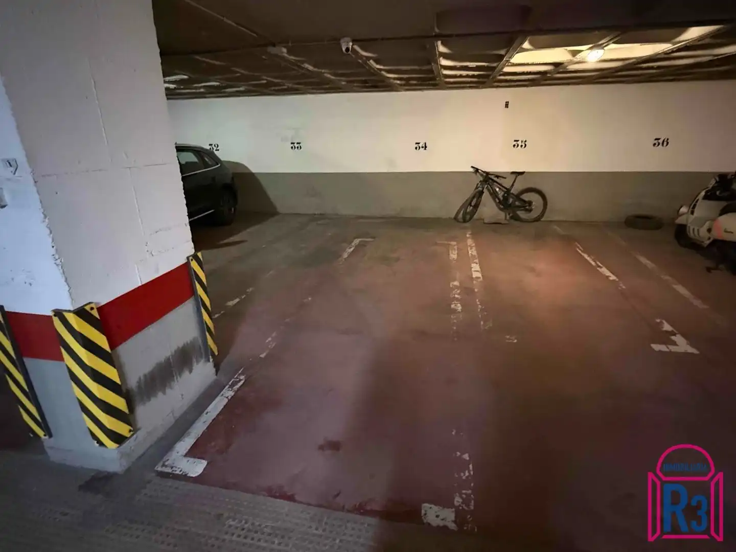 Parking de Dúplex de alquiler en León Capital  con Calefacción, Terraza y Amueblado