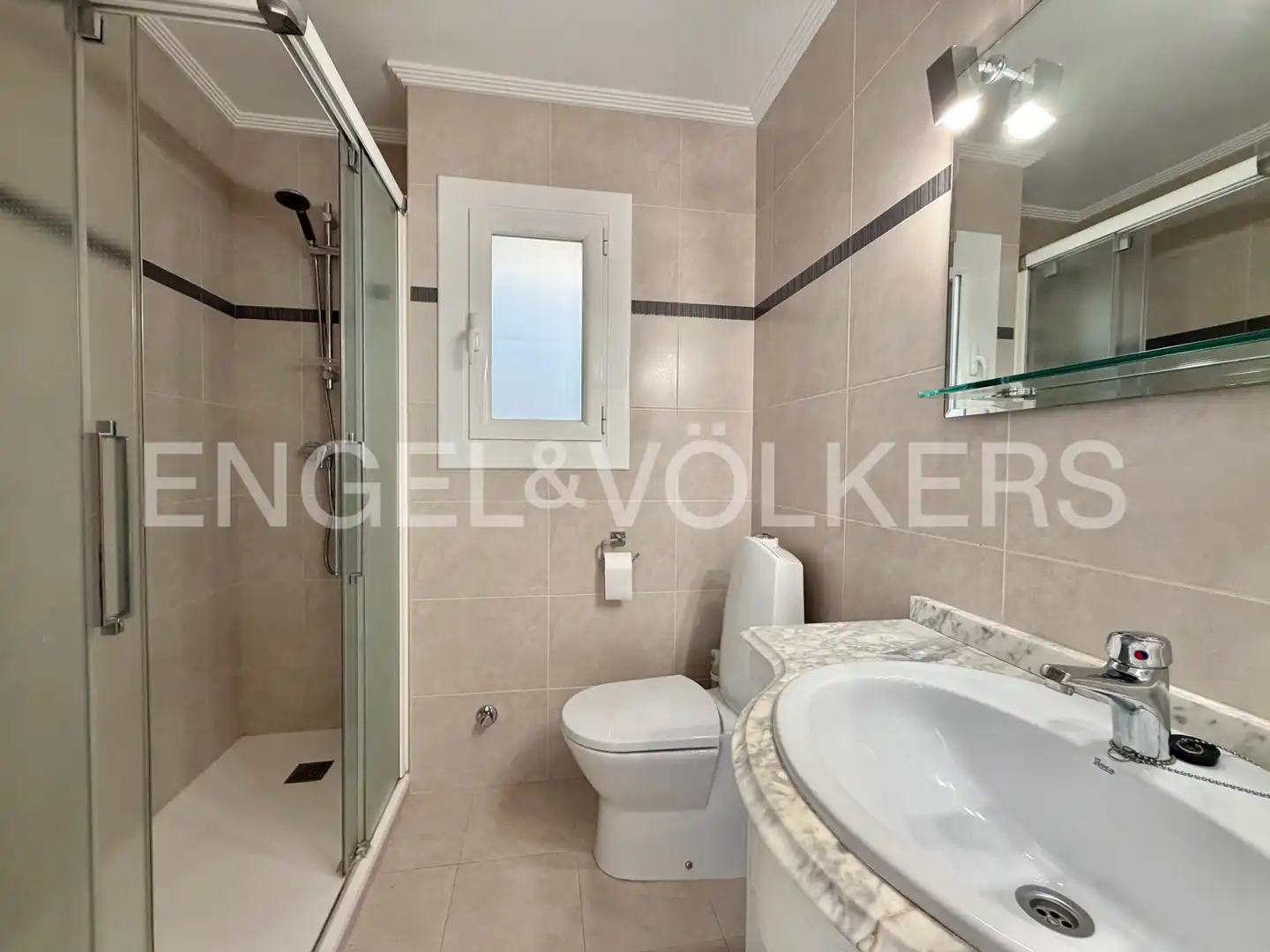 Badezimmer von Dachboden zum Verkauf in Salou mit Klimaanlage, Heizung und Terrasse