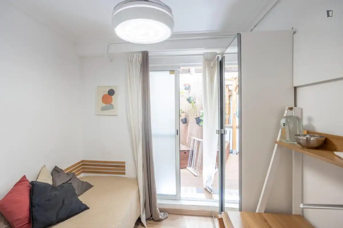 Terraza de Apartamento para compartir en Valencia con Amueblado, Horno y Lavadora
