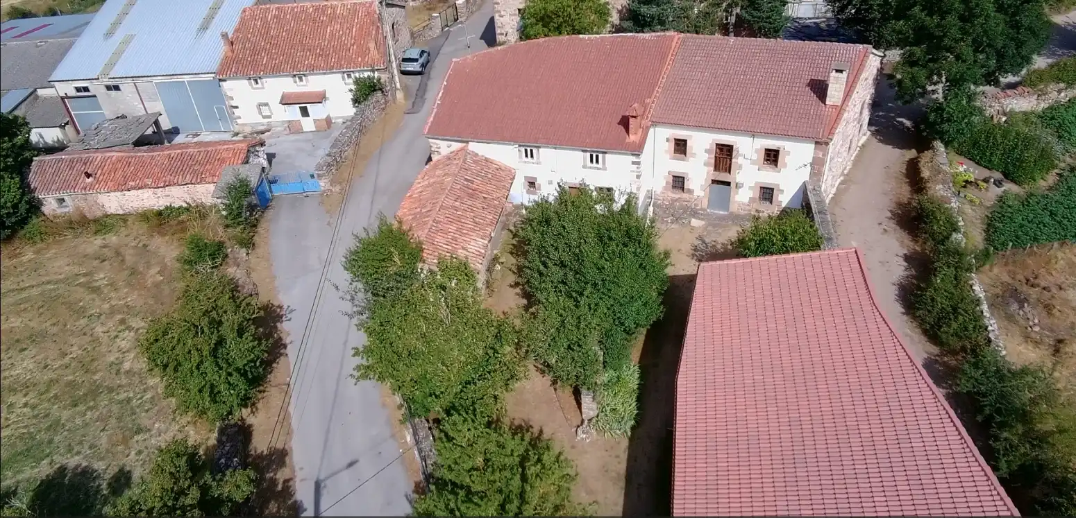 Vista exterior de Casa adosada en venda en Valdeolea amb Jardí privat