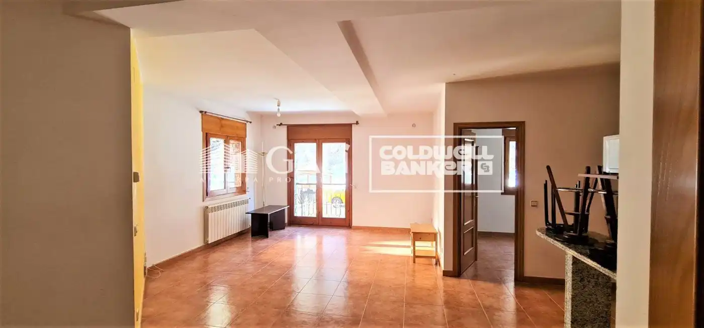 Piso con terraza en venta en Carretera general 5 43