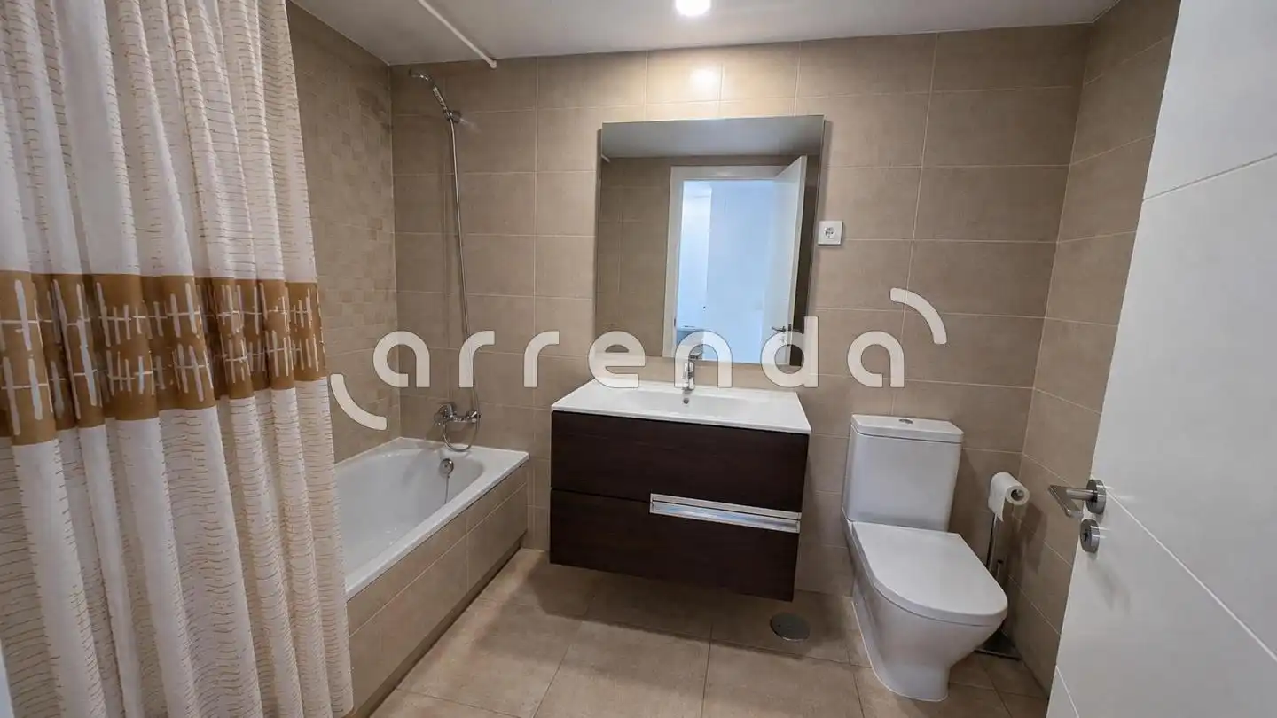 Bathroom of Flat for rent in Madrid  with Air Conditioner, Heating and Parquet flooring