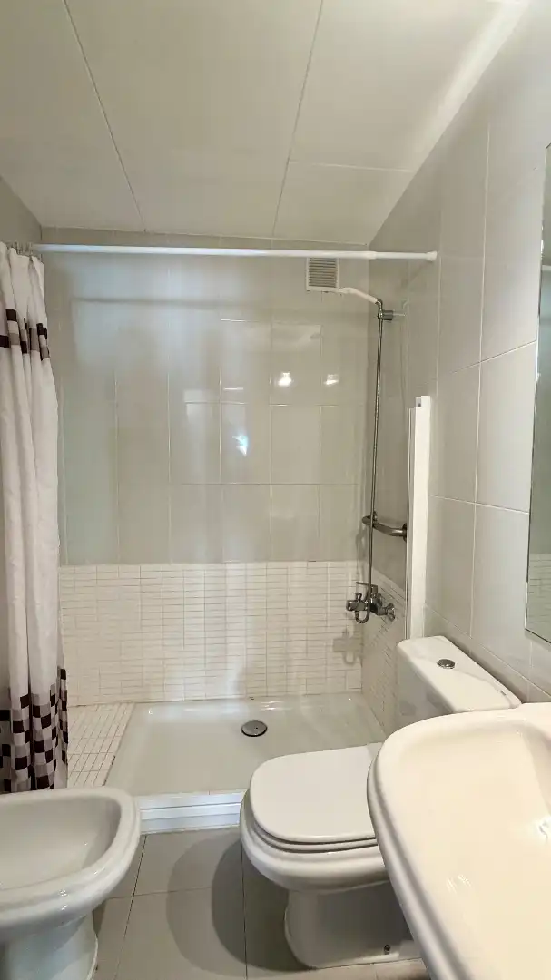 Badezimmer von Wohnung zum Verkauf in Figueres mit Klimaanlage, Heizung und Möbliert