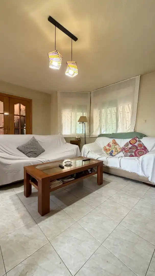 Sala d'estar de Casa adosada en venda en Torres de la Alameda amb Aire condicionat, Calefacció i Jardí privat