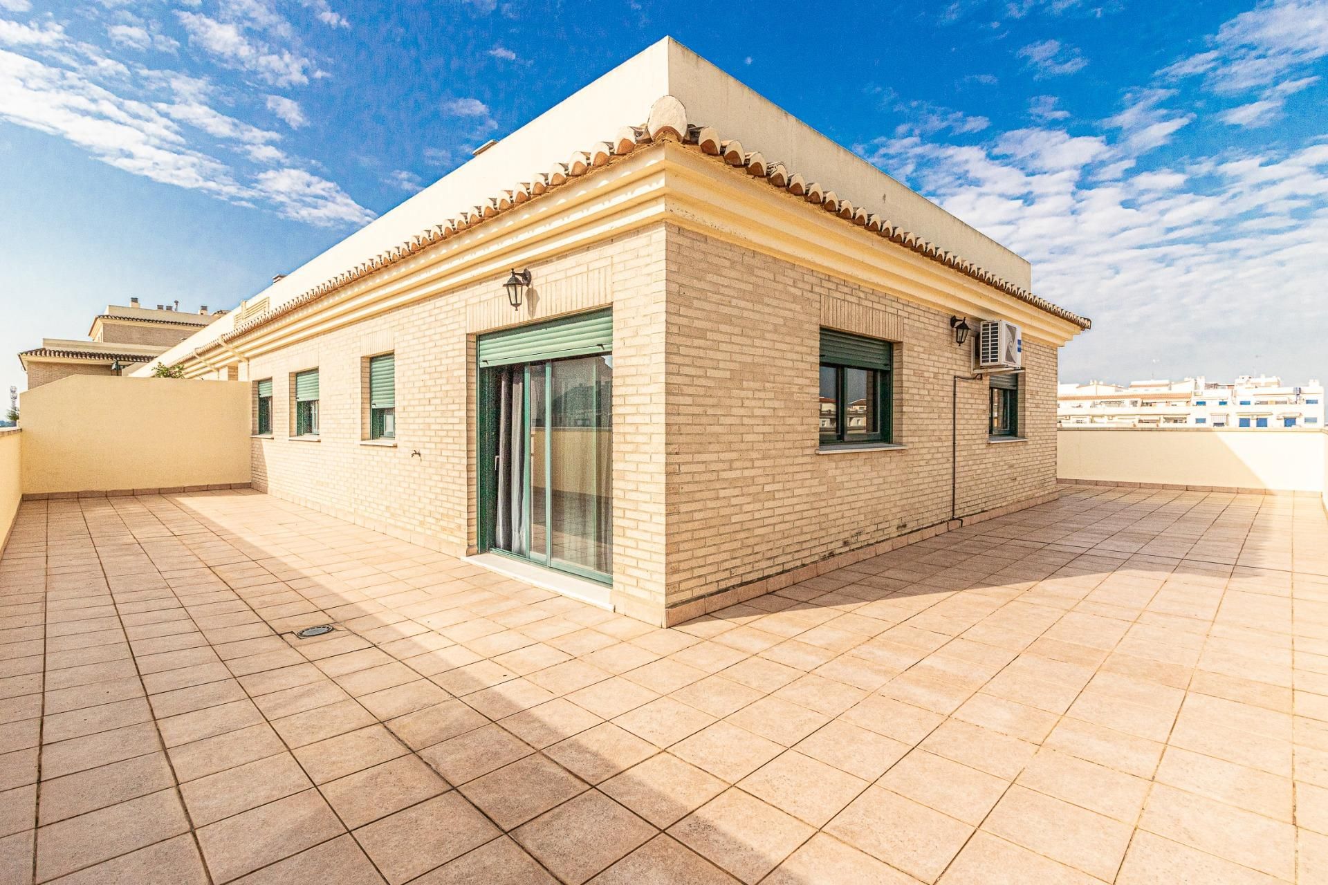 Außenansicht von Dachboden zum verkauf in Carcaixent mit Terrasse und Abstellraum