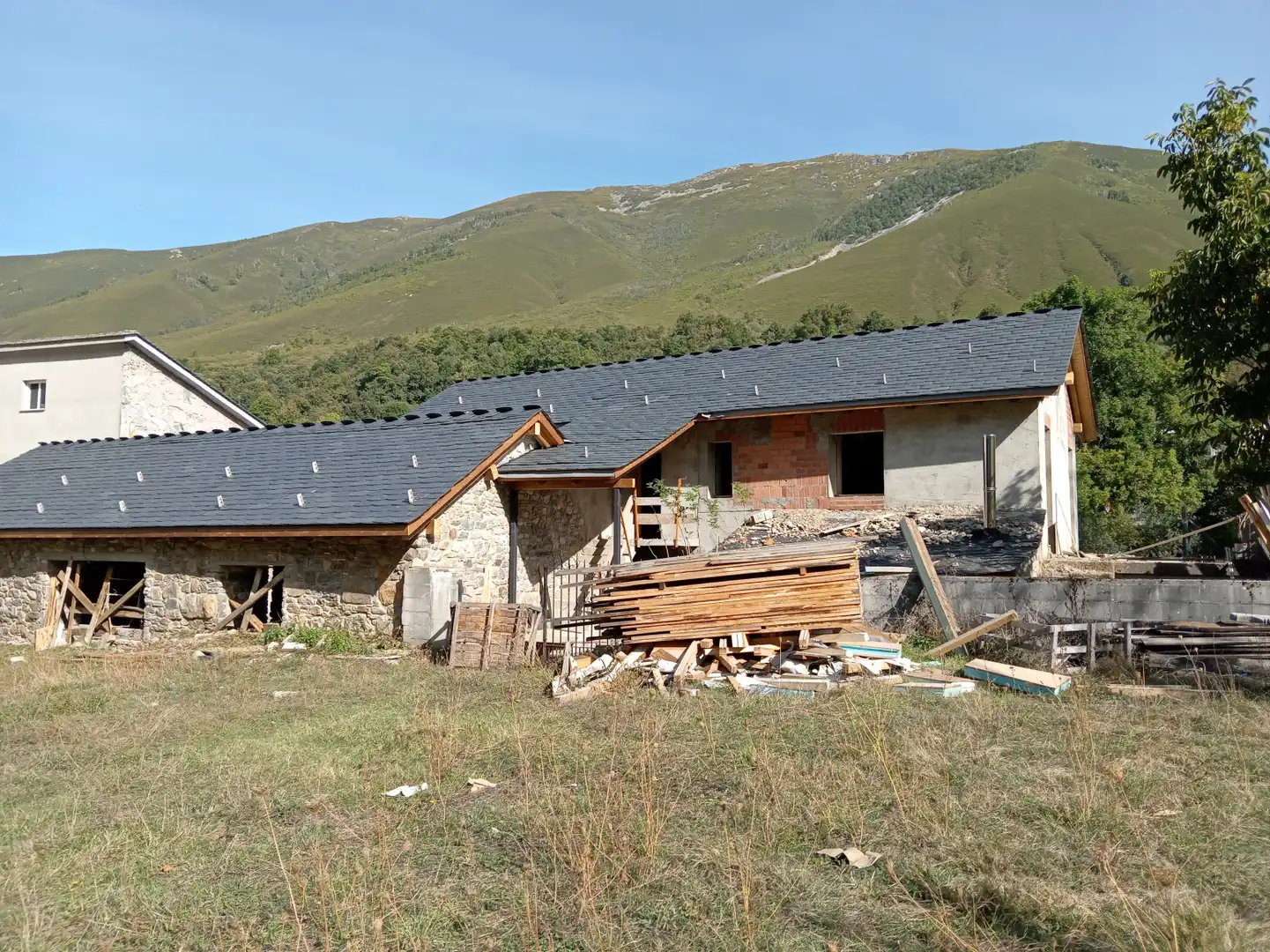 Vista exterior de Edificio en venta en Degaña