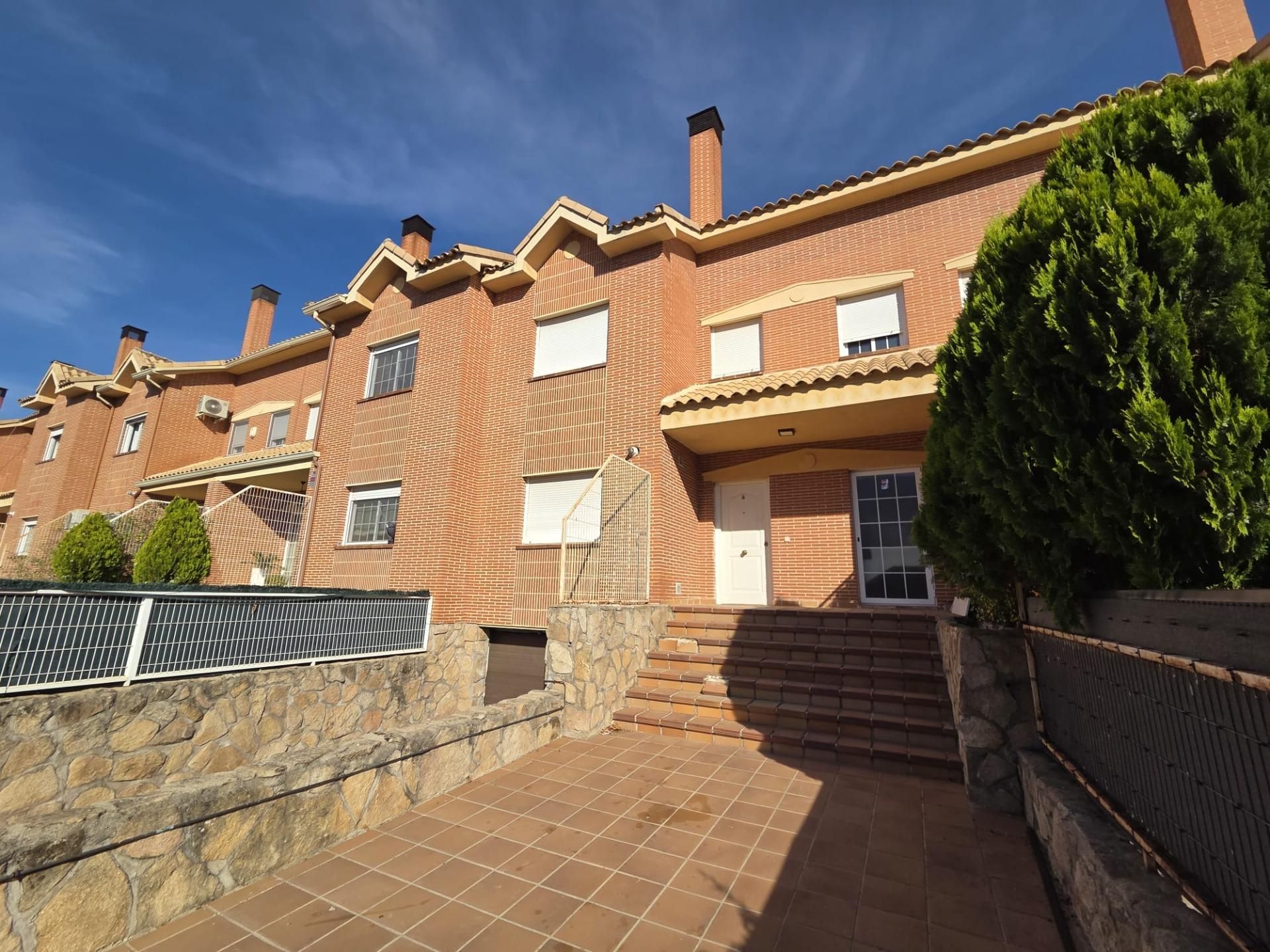Vista exterior de Casa adosada en venta en Villanueva de la Cañada con Jardín privado, Terraza y Balcón