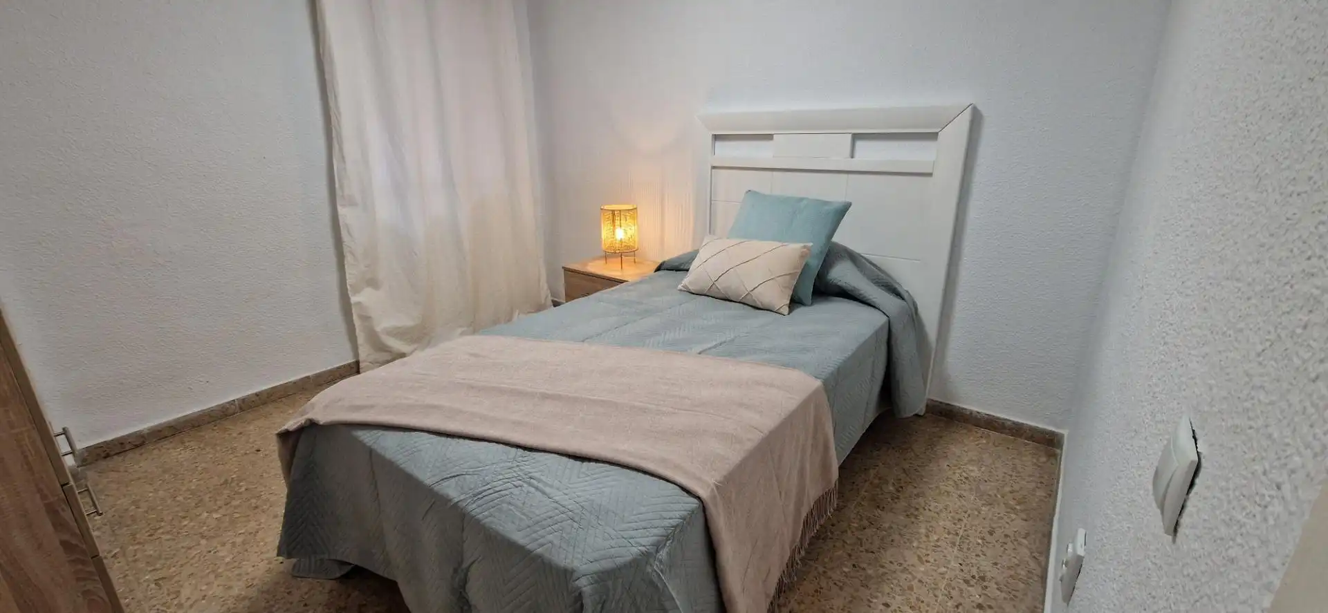 Schlafzimmer von Wohnung zur untervermieten in Córdoba mit Klimaanlage, Abstellraum und Balkon