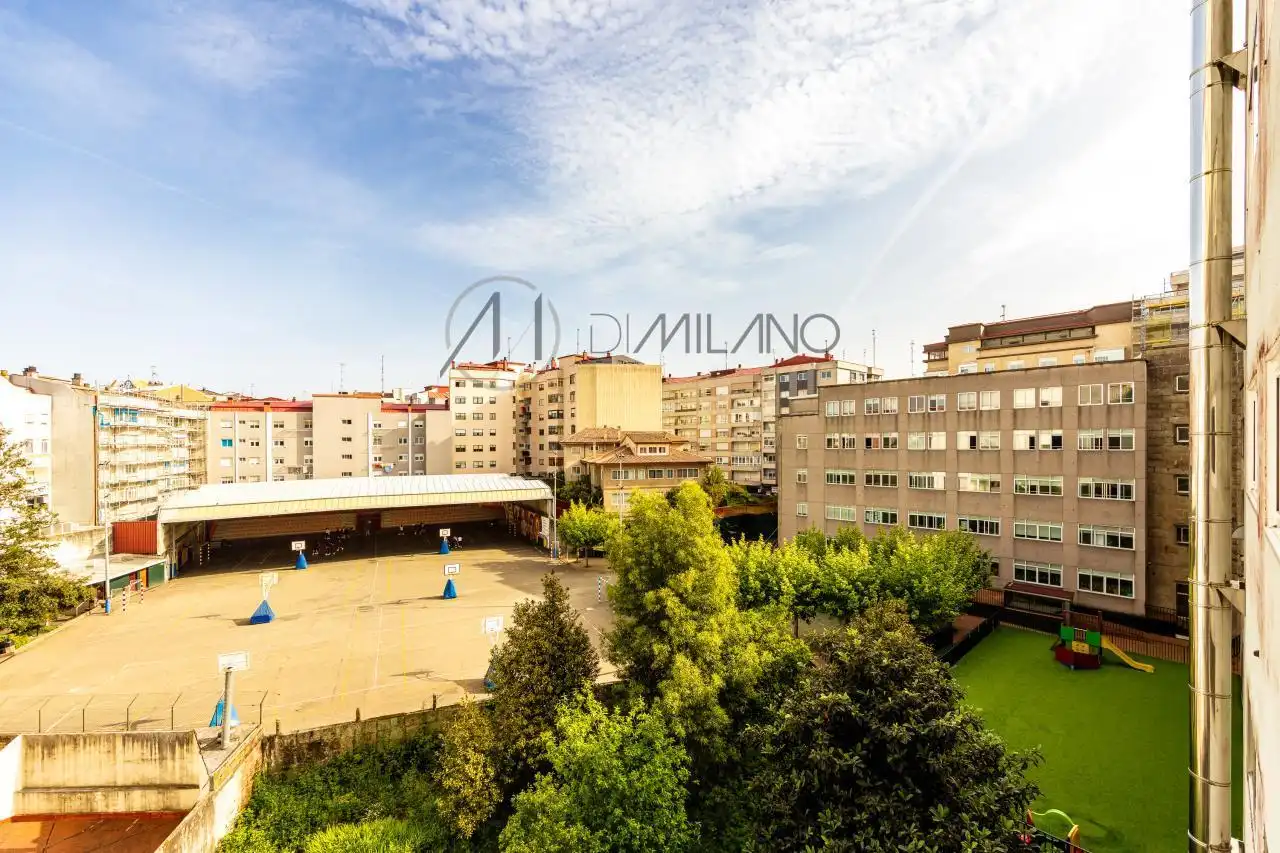 Vista exterior de Pis en venda en Vigo  amb Calefacció, Parquet i Terrassa