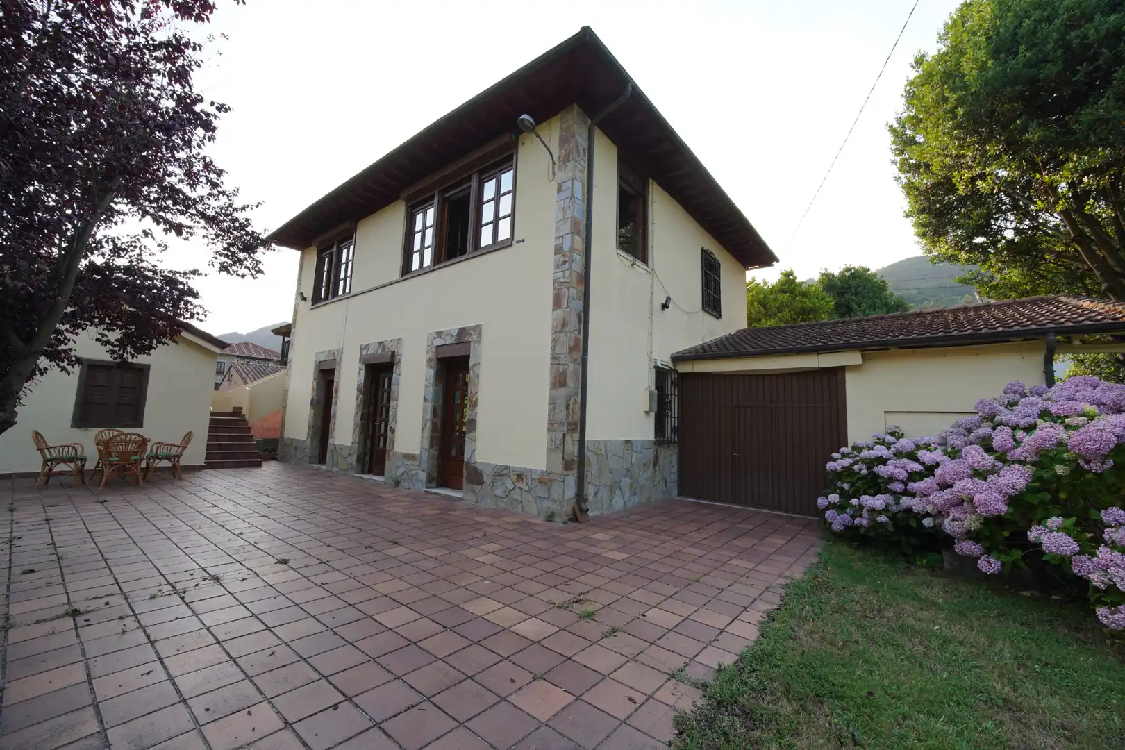 Vista exterior de Casa o xalet en venda en Salas amb Jardí privat, Traster i Moblat