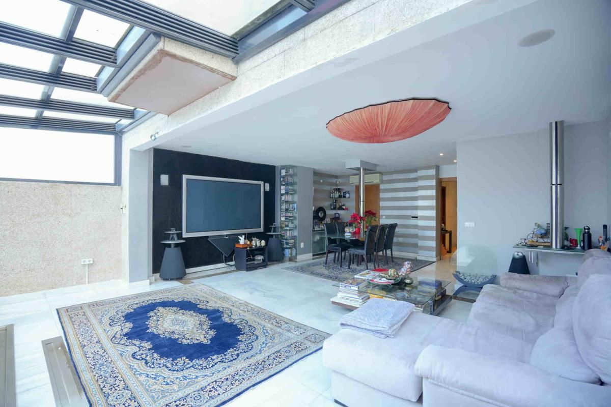 Sala d'estar de Casa adosada en venda en  Madrid Capital amb Aire condicionat, Jardí privat i Terrassa