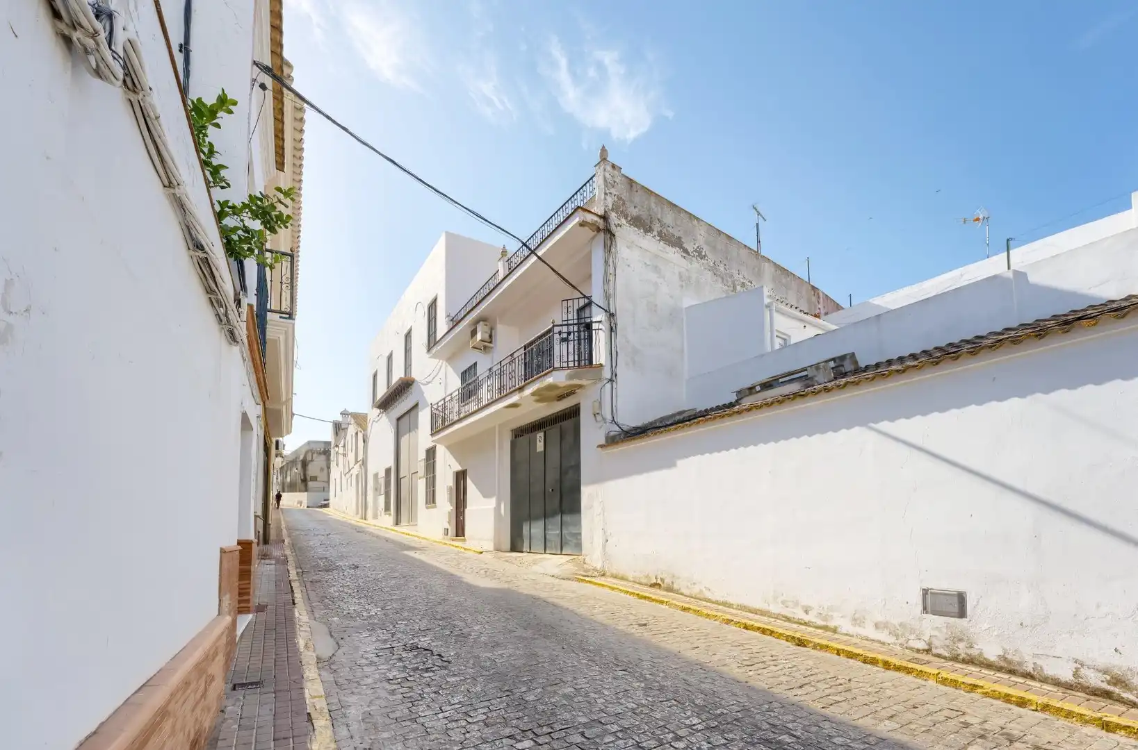 Vista exterior de Casa adosada en venta en Sanlúcar la Mayor con Aire acondicionado, Calefacción y Terraza