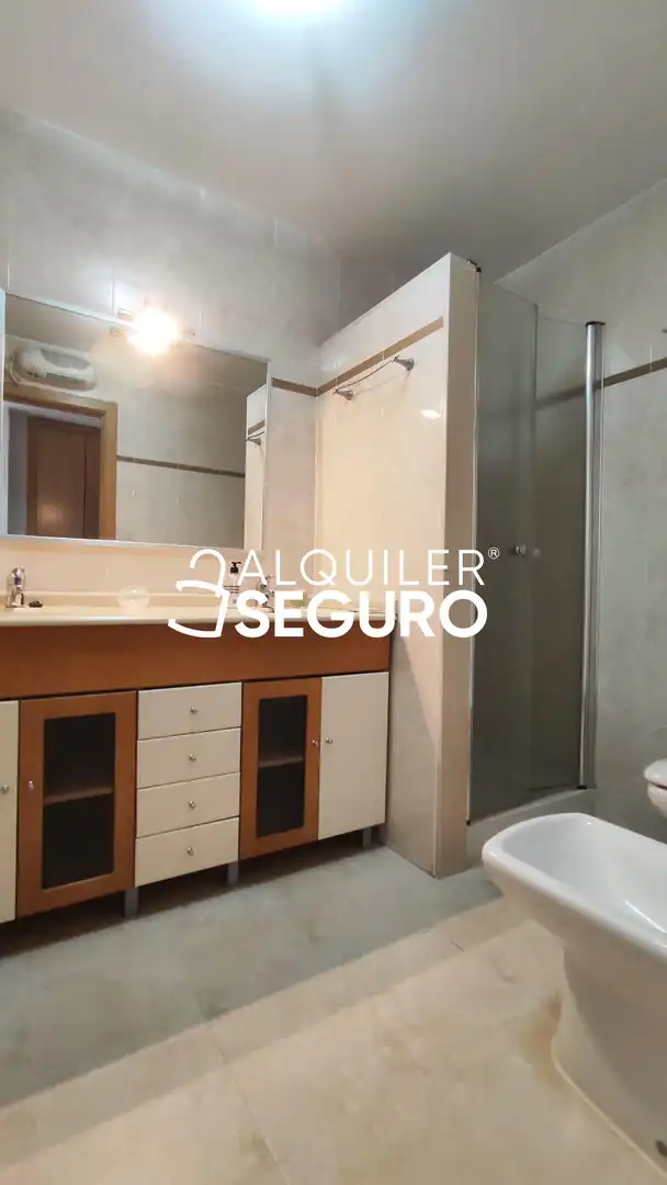 Bathroom of Flat for rent in Torrent  with Air Conditioner, Terrace and Storage room