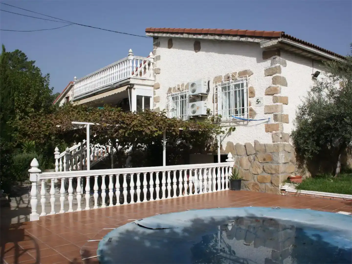 Vista exterior de Casa o xalet en venda en La Adrada  amb Aire condicionat, Piscina i Balcó