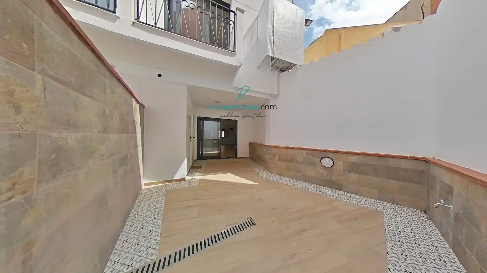 Terrasse von Einfamilien-Reihenhaus zur Miete in Sant Cugat Sesgarrigues mit Klimaanlage, Heizung und Privatgarten