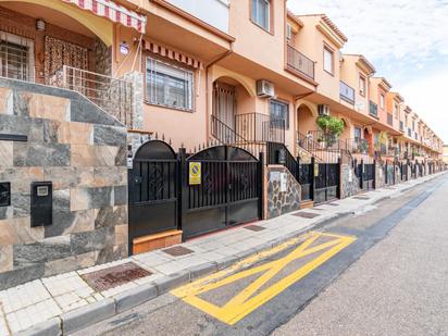 Vista exterior de Casa adosada en venda en Las Gabias amb Aire condicionat, Calefacció i Jardí privat