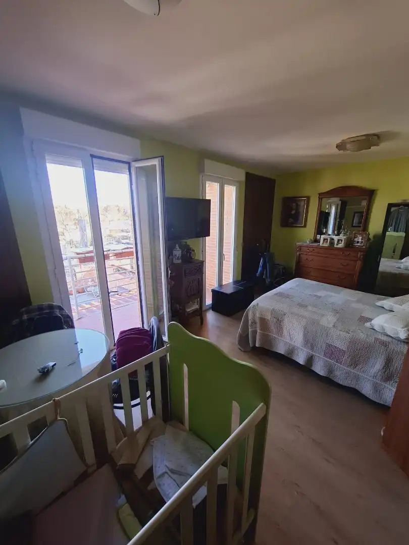 Habitación de Casa adosada en venta en Villaviciosa de Odón con Aire acondicionado, Calefacción y Jardín privado