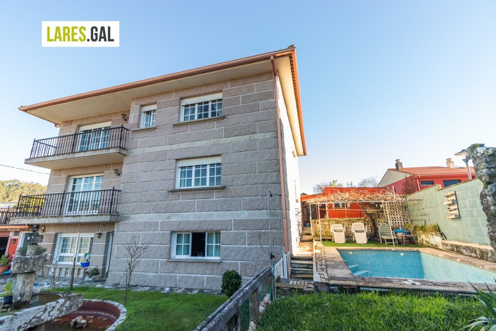 Exterior view of House or chalet for sale in Cangas   with Terrace, Storage room and Swimming Pool